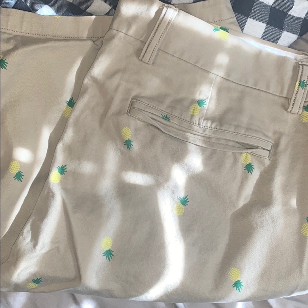 Men’s khaki shorts